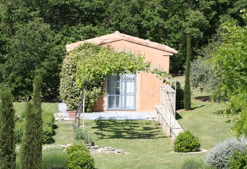 Luberon, bastide contemporaine, vues superbes  sur les lavandes et le village de Bonnieux